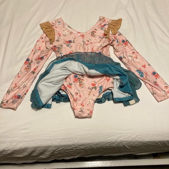 Girls leotard size 8 fits more like 7 - Picture 2 of 4